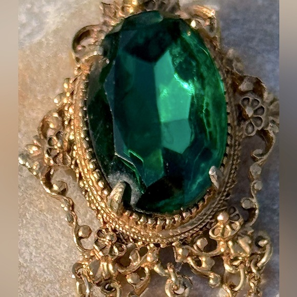 💚 Vintage Emerald Green Gold Tone Brooch - Picture 6 of 10